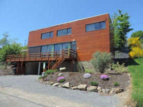 Lovely modern cottage with sauna bubble baths and even a beach on the river